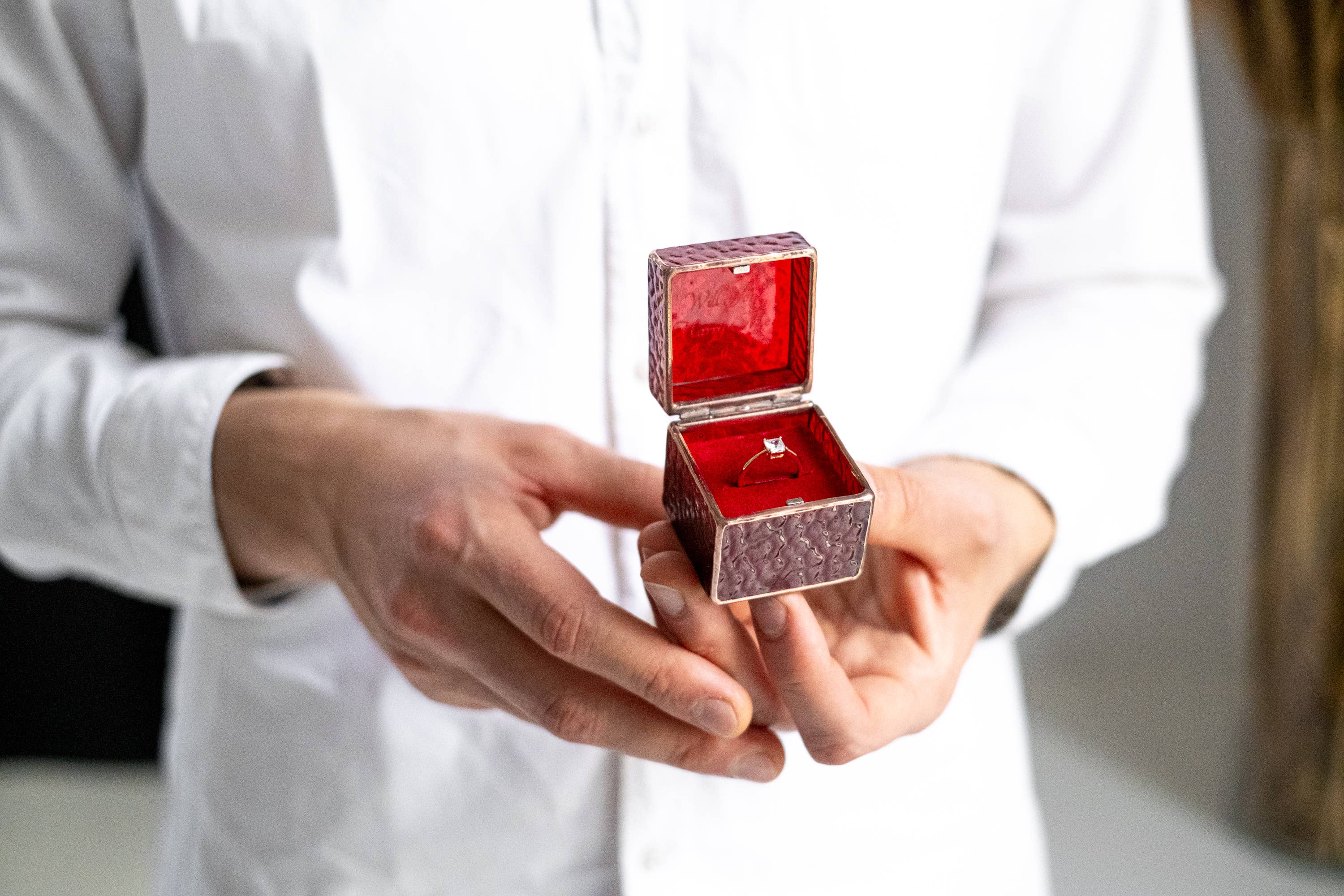 Leosklo – wholesale Jewellery box/organiser – Elite red ring box Unique glass box for engagement ring7