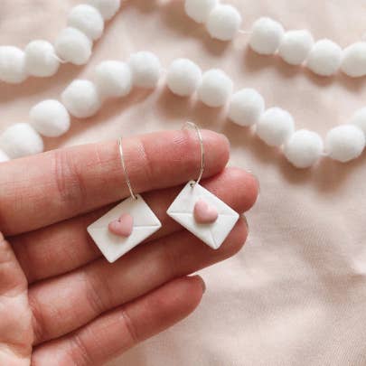 Boucles d'oreilles Love Letter pour la Saint-Valentin pour la vente par Honey Dijon