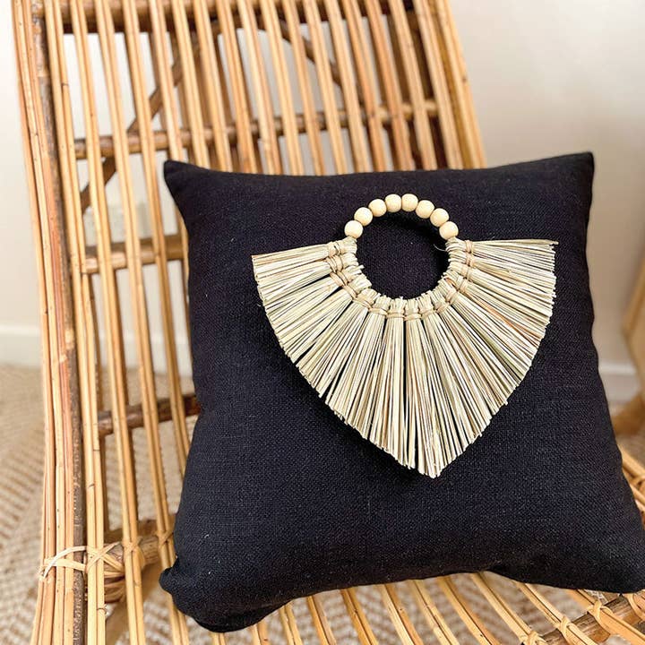 ALMOFADA PRETA COM DISCO DE ERVAS MARINHAS por atacado de The Cushion Accessory Co. Pty Ltd