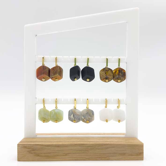 Porte-boucles d'oreilles durable avec 6 paires de boucles d'oreilles cubiques, naturel pour la vente par FATES, style with a story