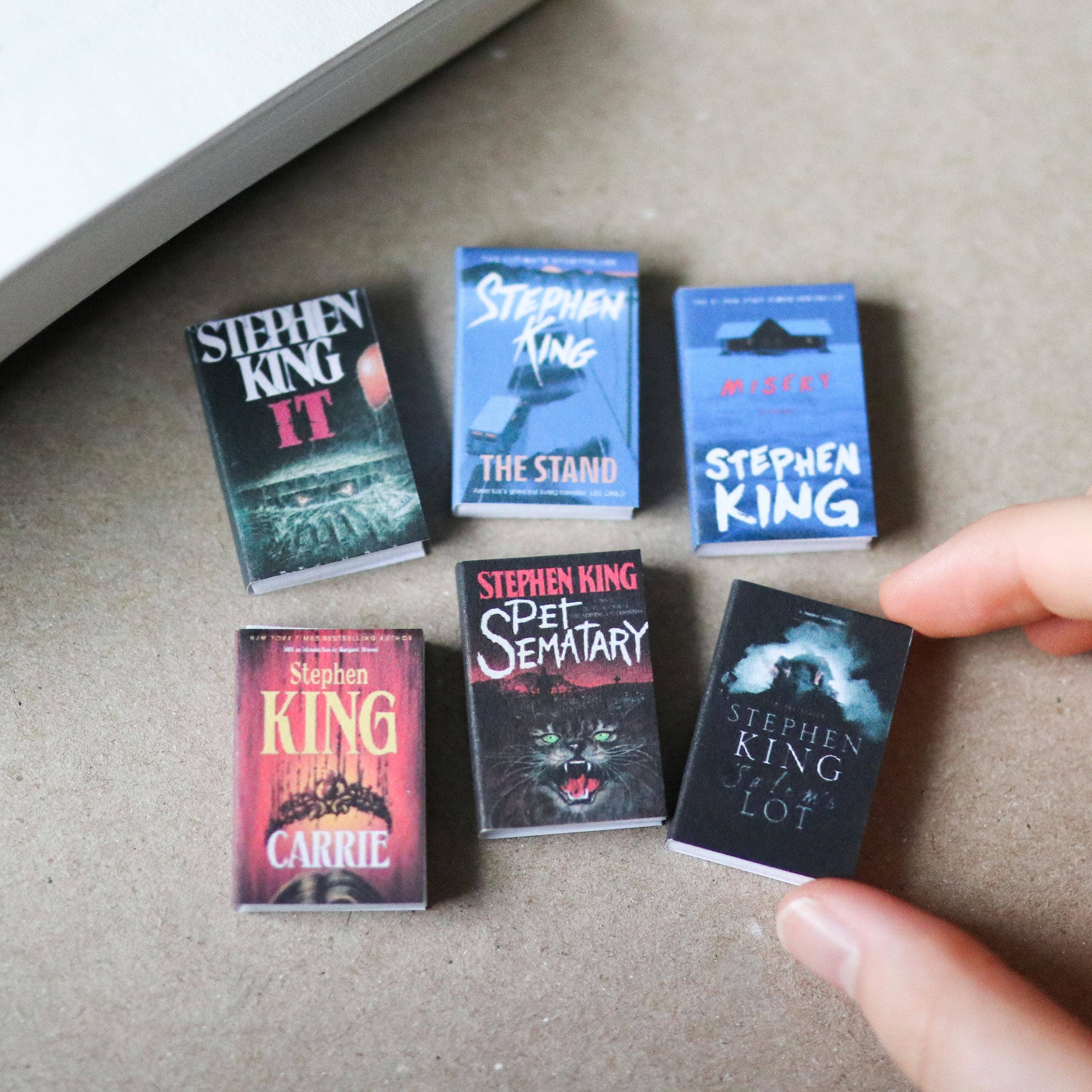 The Sticker Shop – Großhandel Dekofigur – Handgefertigte MINI Stephen King Bücher (Set aus 6 Mini-Büchern)