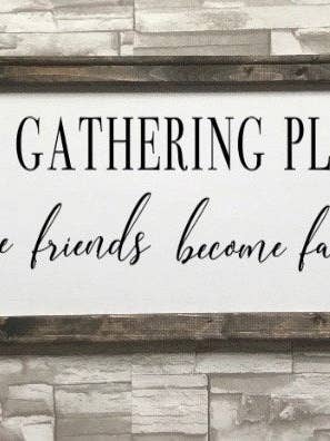 O lugar de encontro onde amigos se tornam família emoldurado por atacado de Works of Panglossian