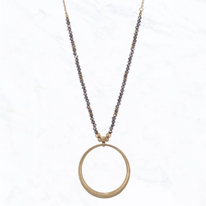 Suzie Q USA - Venta al por mayor Collares con colgantes/abalorios - Collar de cuentas con colgante de metal de círculo abierto4