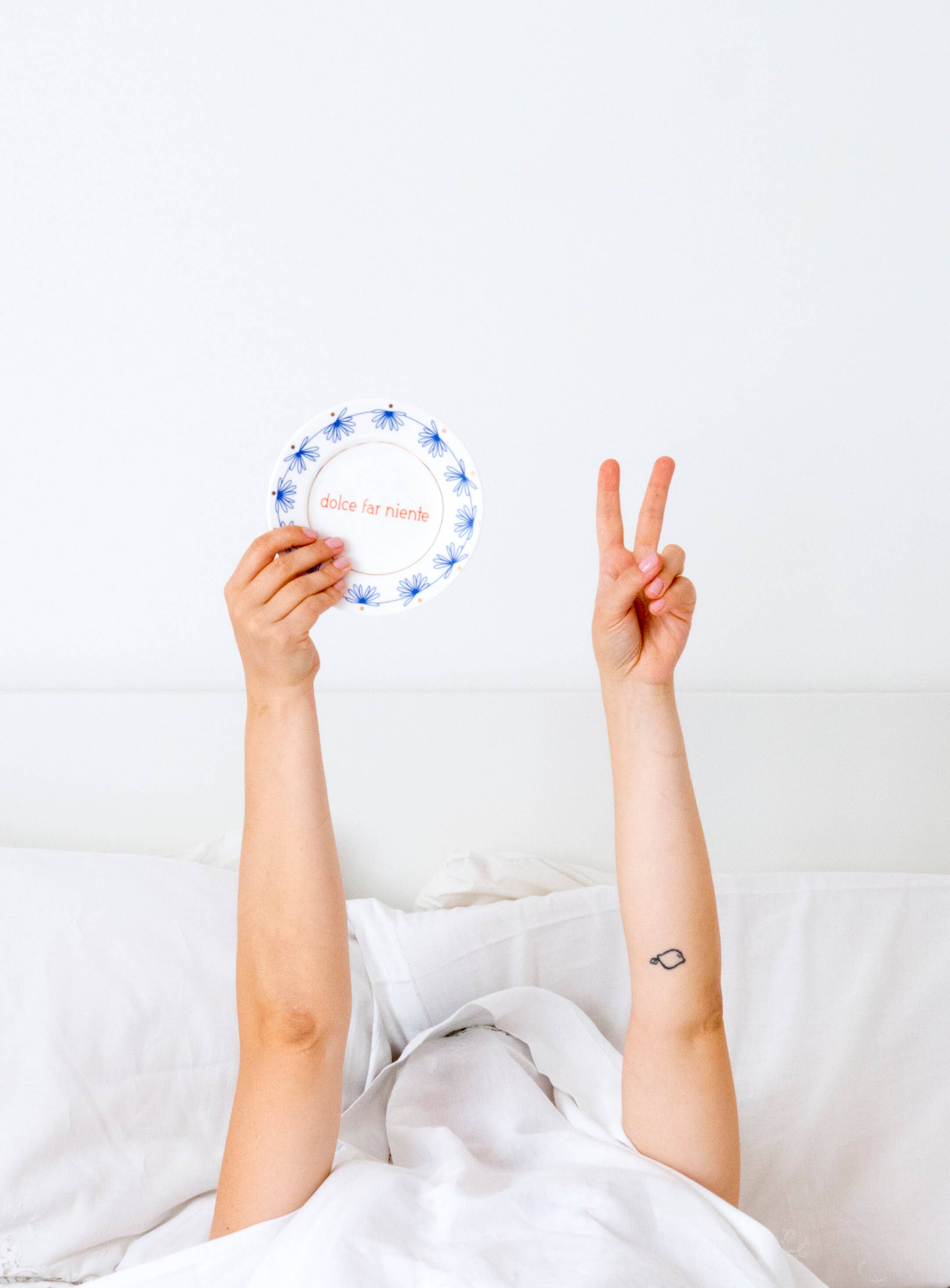 ilaria.i - Wholesale Dinner Plate - DOLCE FAR NIENTE - Porcelain plate with writing1