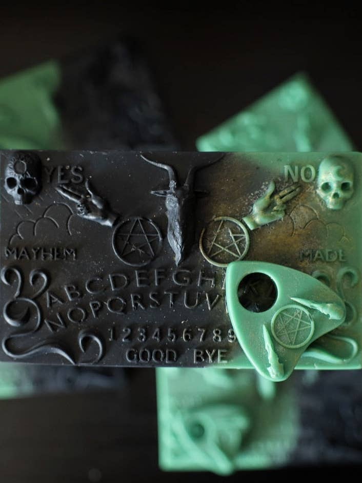 Ouija Snapbar för wholesale av Mayhem Made Ltd