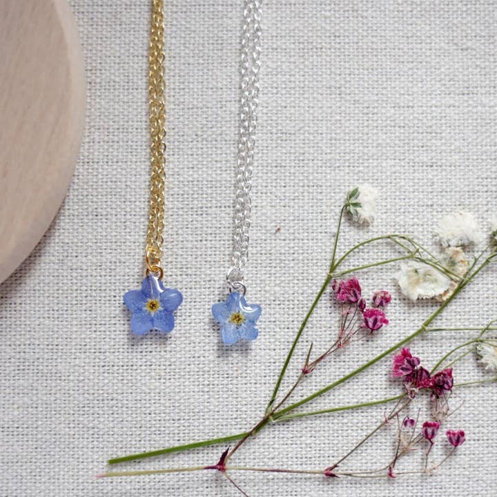 Nordic Flowers – wholesale Pendant/charm necklace – Forget Me Not Single Pressed Flower Resin Necklace