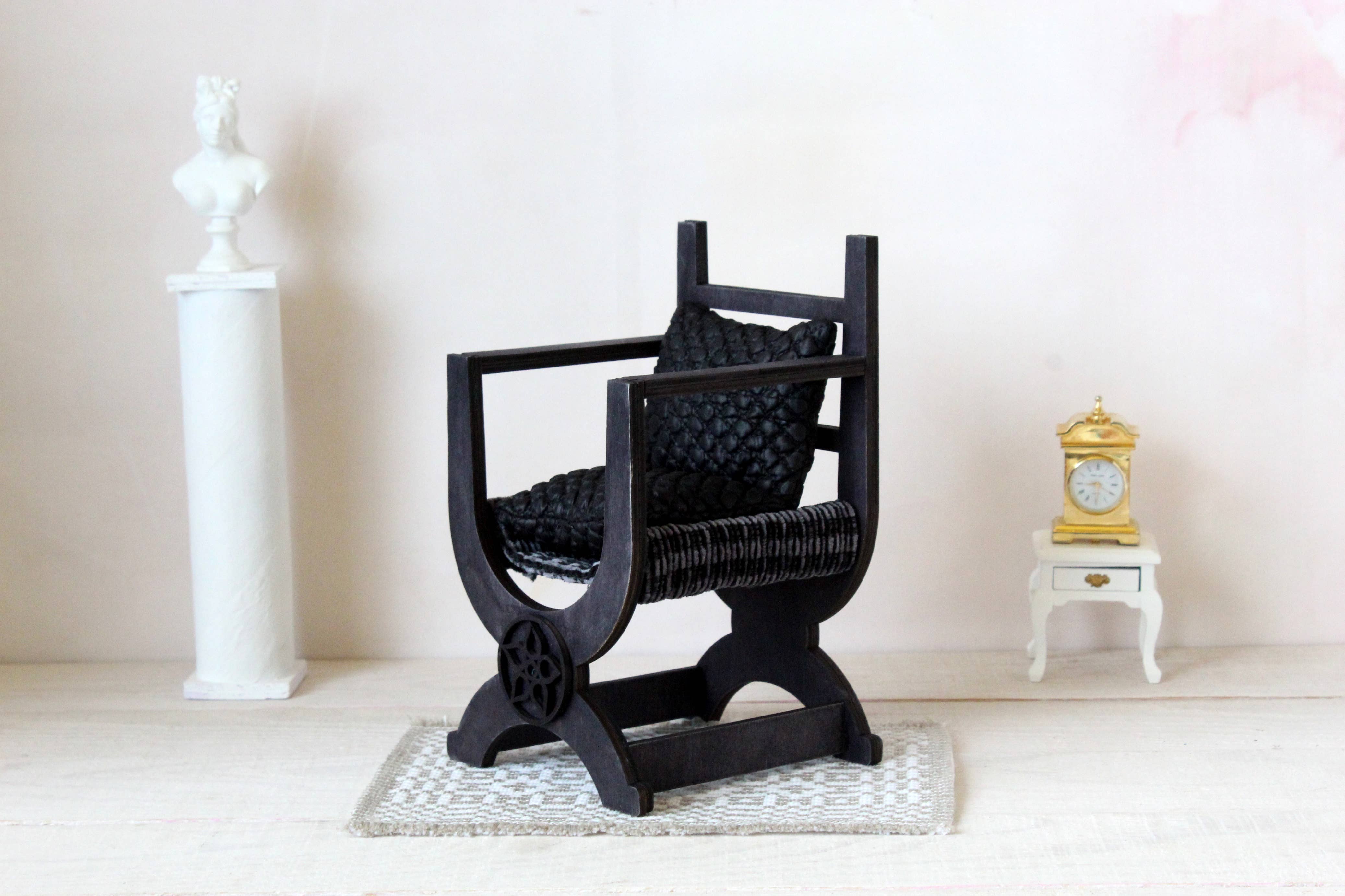 Lenasminiland – Großhandel Puppenzubehörset – Kinder – Miniatur-Tudor-Stuhl, X-gerahmte Königin Mary Sessel Replik3