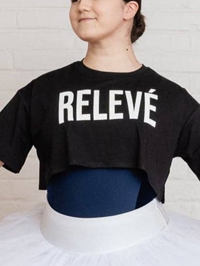 Haut court d'entraînement physique RELEVE à manches courtes pour femmes, noir pour la vente par Fudge Apparel