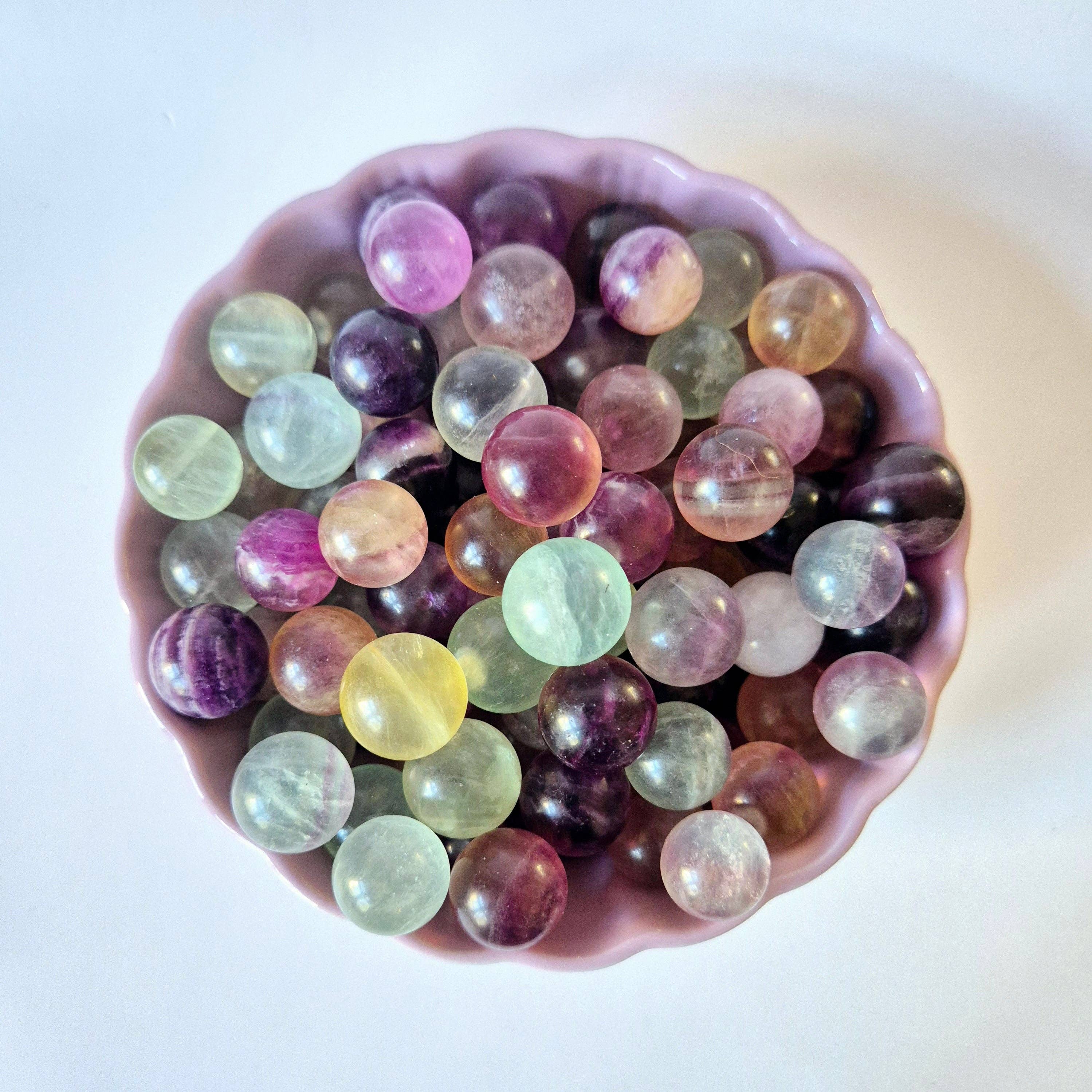 Moonlight Gemstones - Wholesale Spirituele steen/kristal - Edelsteen Mini Regenboog Fluoriet Bollen – 1–2 cm – Intuïtie, Rust & Focus1