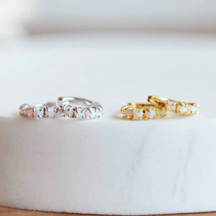 ARIA/Créoles Huggie en opale pour la vente par Oh So Lovely