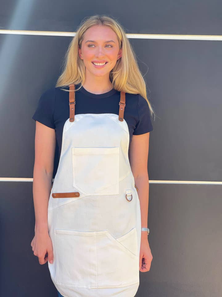 Avental Ganga Branco com Alças em Pele por atacado de Studio Findings