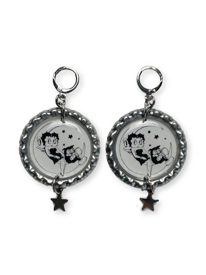 Boucles d'oreilles pendantes Over the Moon pour la vente par Painted Lady