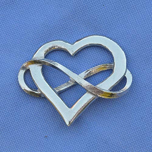 William Sturt Fine Pewter – wholesale Brosch – Infinity Heart Tenn Brosch Handgjuten av William Sturt1