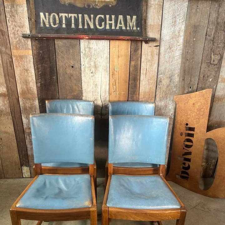 Antikt sæt med fire polstrede spisebordsstole i valnød, ca. 1920 for engroshandel hos belvoir