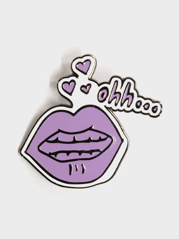 Violet et Argent - Épingle en Émail - Lèvres Herocity pour la vente par Min & Mon