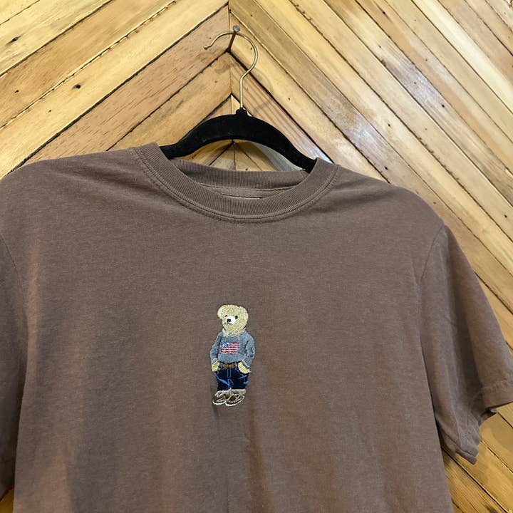 T-shirt brodé avec ours américain pour la vente par Honeyella