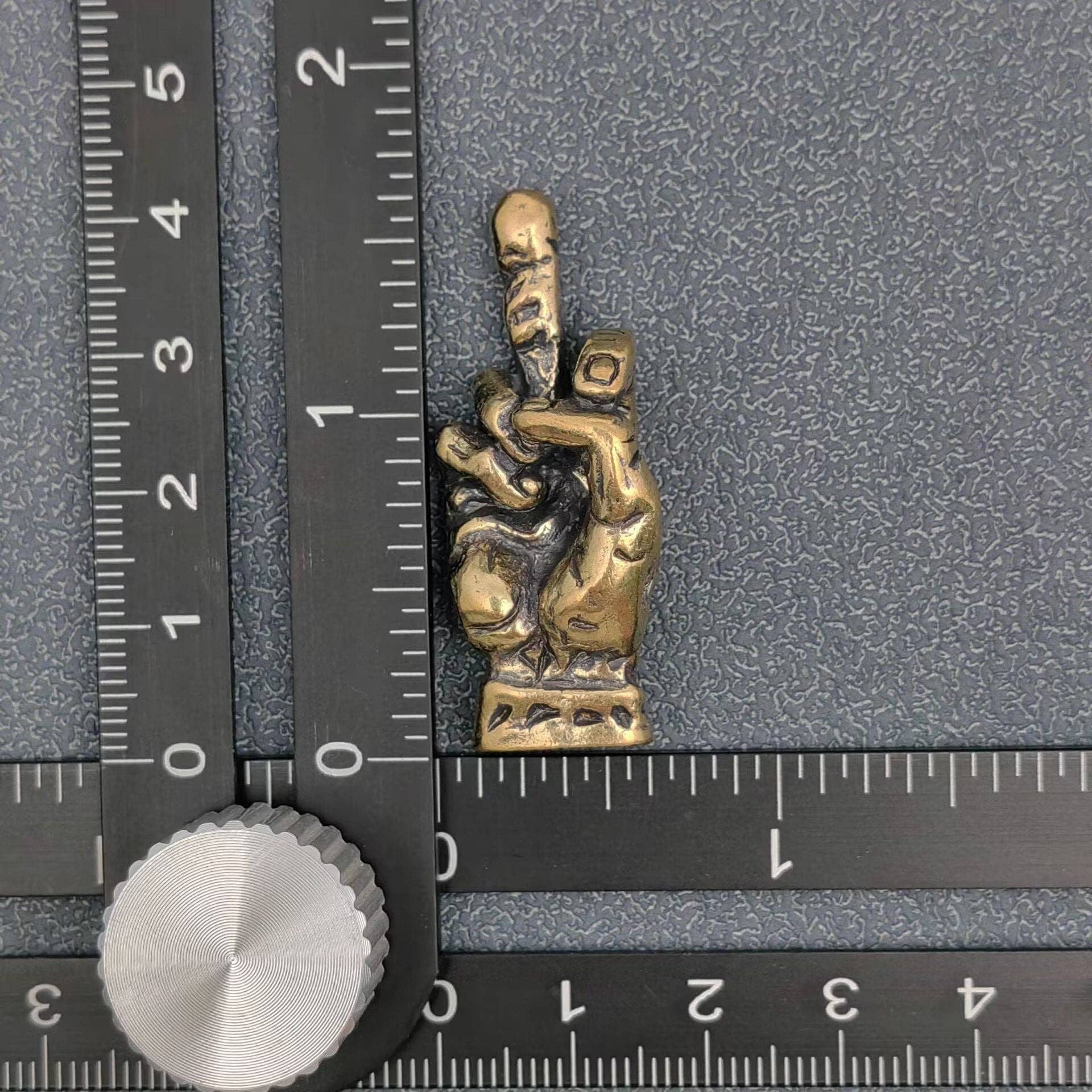 Mio Queena - Wholesale Decorative Tabletop Object - Brass Middle Finger Desktop Ornaments Decoration3