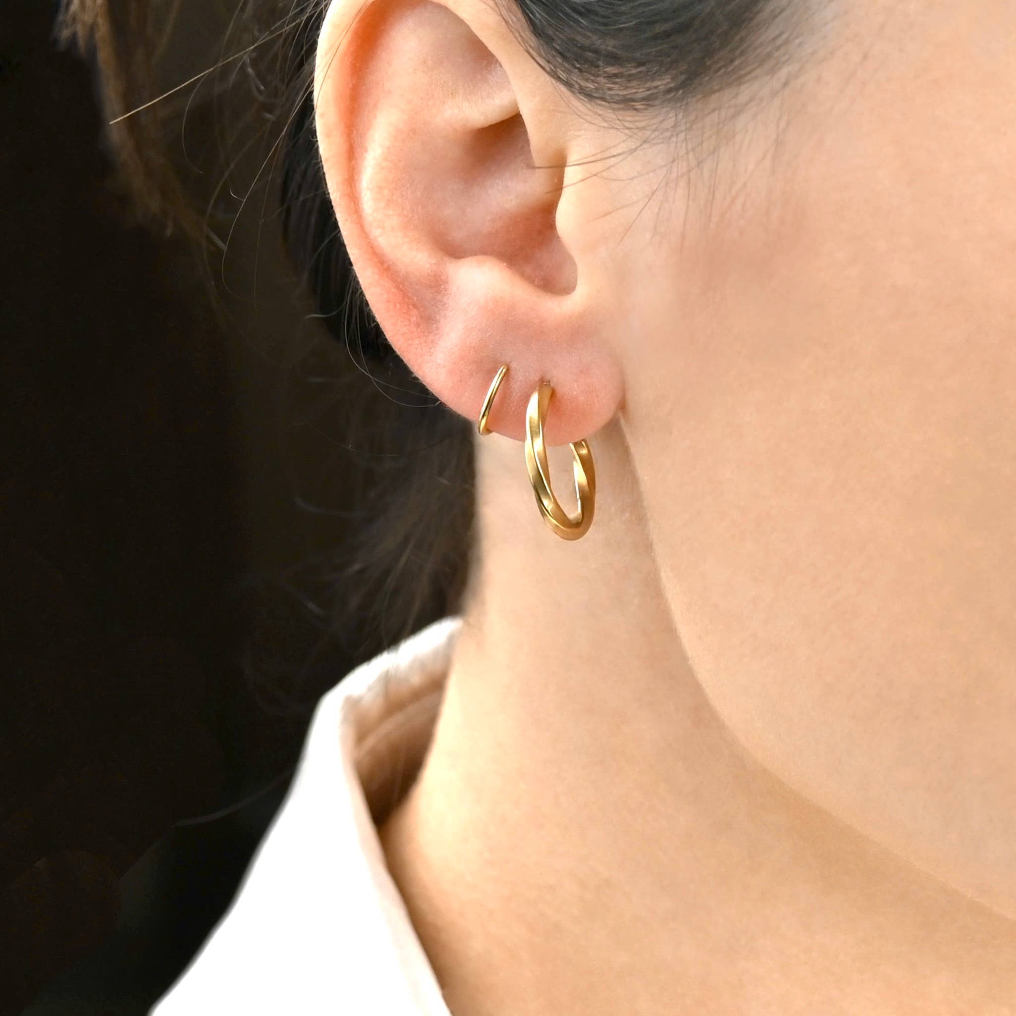 Blueyejewelry - Vendita all'ingrosso Orecchini a cerchio - Orecchini a Cerchio a Spirale Dorata - Orecchini a Torsione Impermeabili1