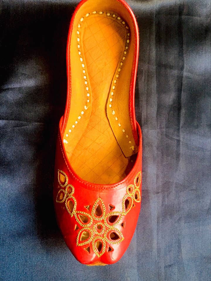 Red Flat Khussa, Handgefertigte Schuhe mit Blumenmuster, flache Schuhe für den Großhandel von vintarust