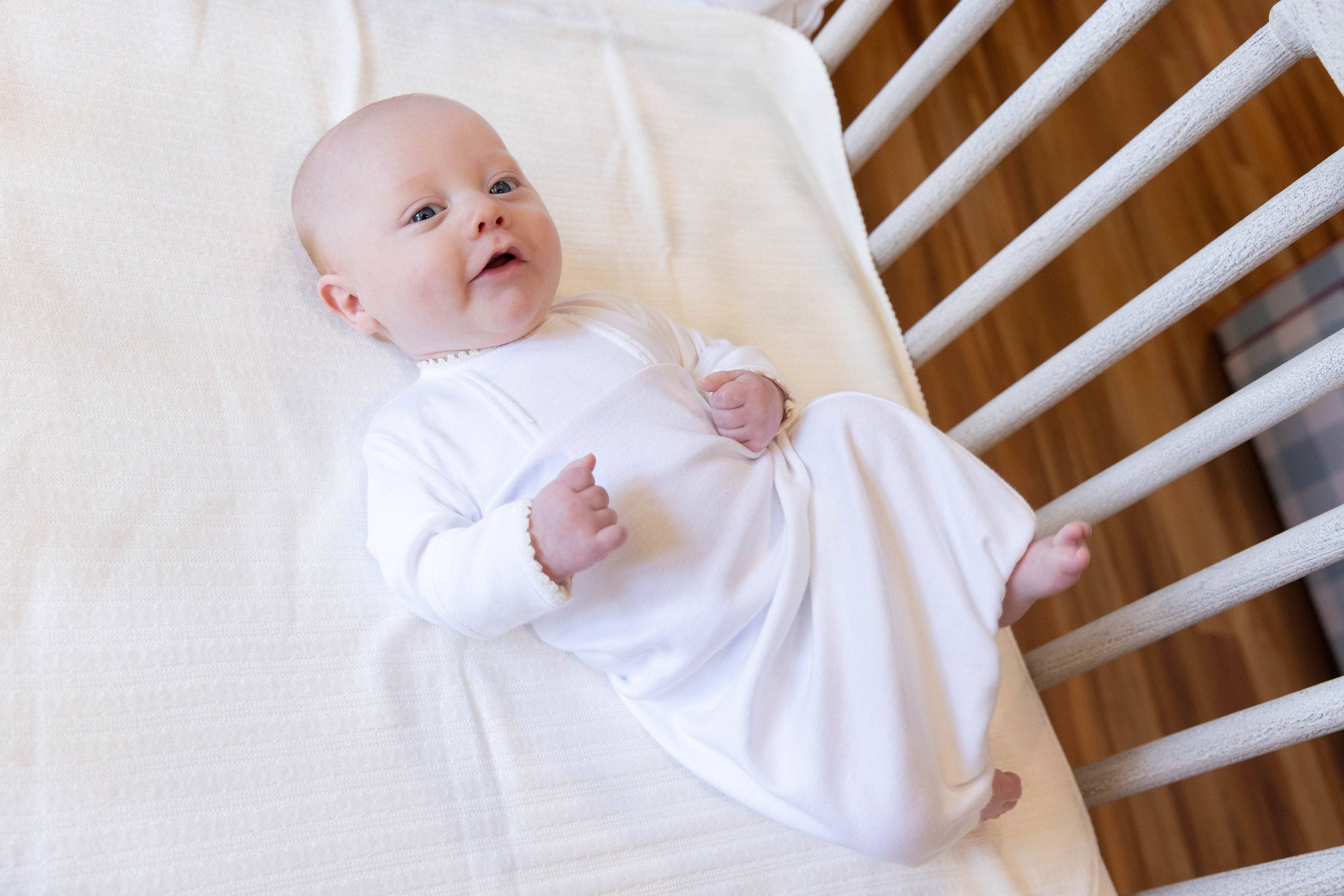 The Yellow Lamb – Großhandel Babykleid – Baby – Ellis Daygown - Strick aus ägyptischer Baumwolle - Cremefarben2