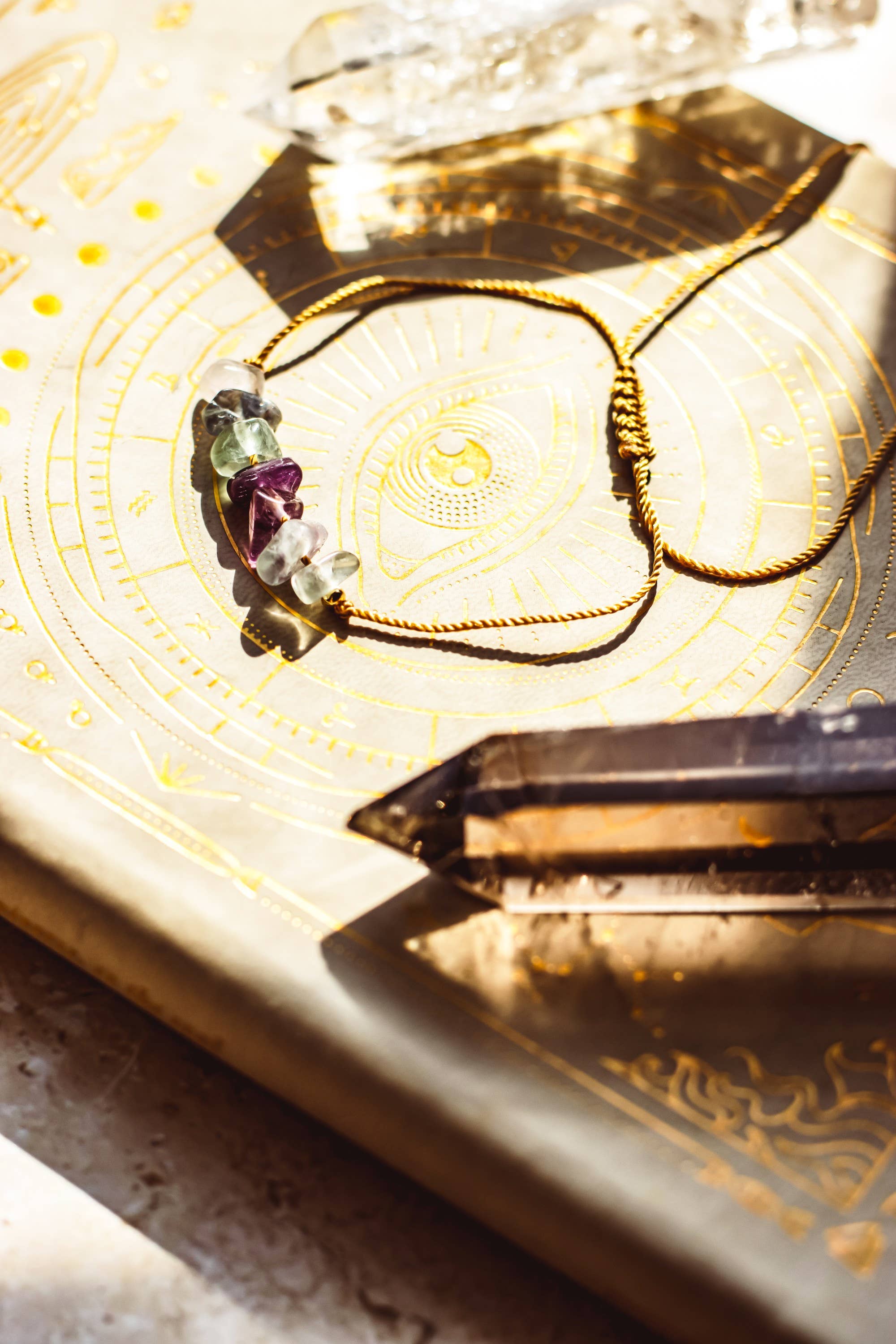 Mindful Living Co. – Großhandel Perlenarmband – Boho-Armband mit Edelsteinchips | Natürliche Kristalle10