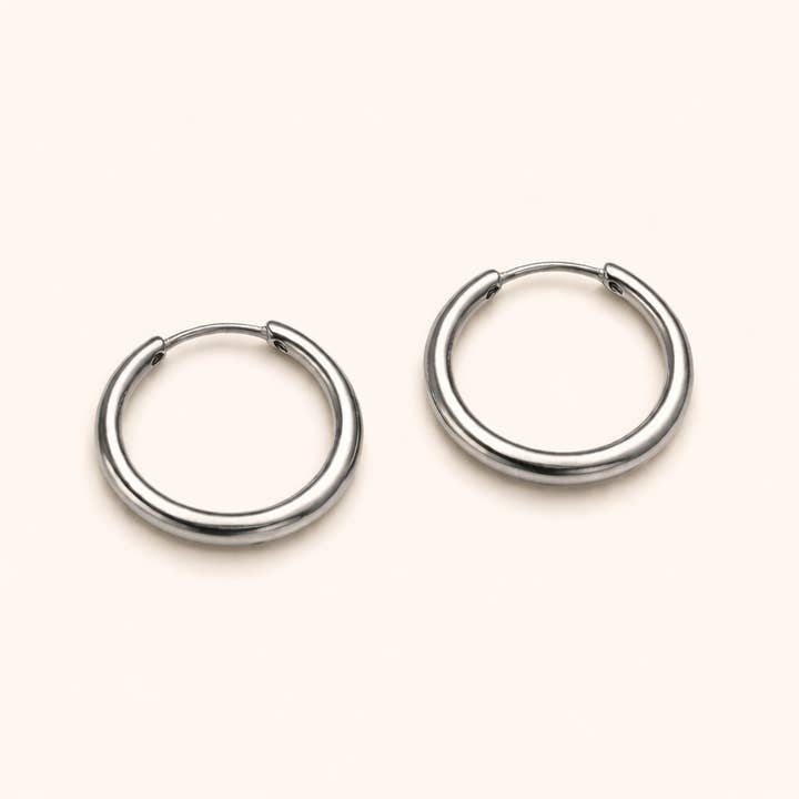 Huggies argentés classiques Serena - Imperméables pour la vente par Nikki Smith Designs