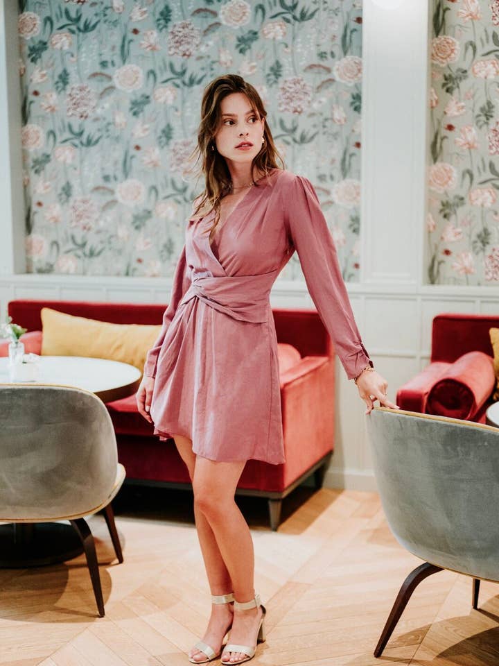 Robe courte, Unie, Col cache coeur, Manches longues WATSONIA pour la vente par LOVIE & CO