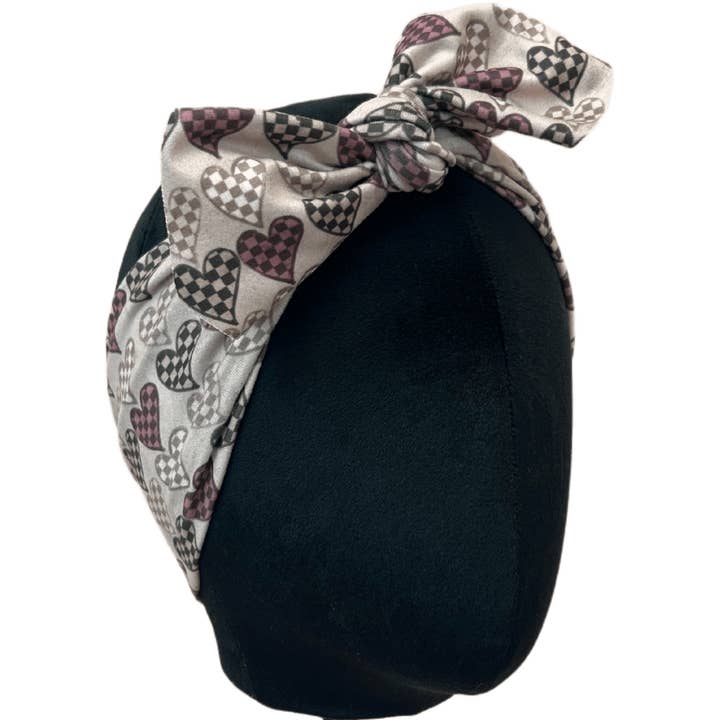 Bandeau nœud à carreaux marron avec cœurs pour la vente par The Sassy Olive Handmade Headbands