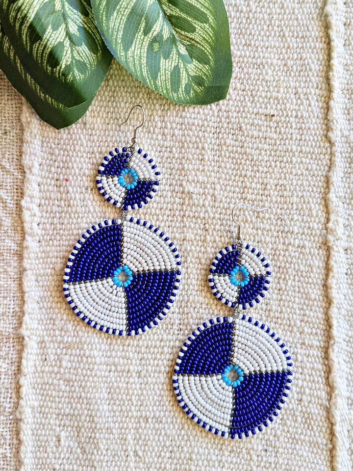 Runda blåvita pärlörhängen från Afrika för wholesale av Reflektion Design