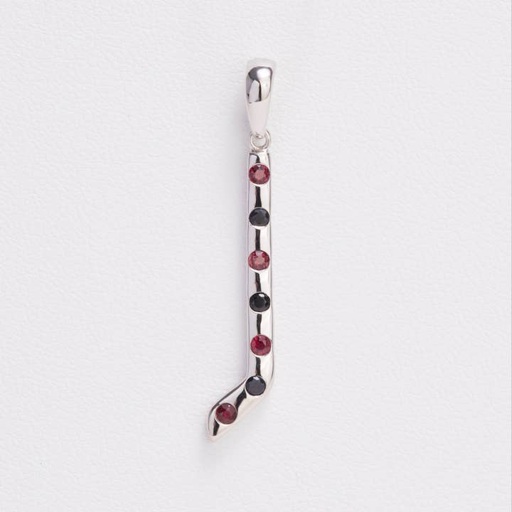 Pendentif Hockey - Saphir noir et rouge pour la vente par AVID Sports Jewelry