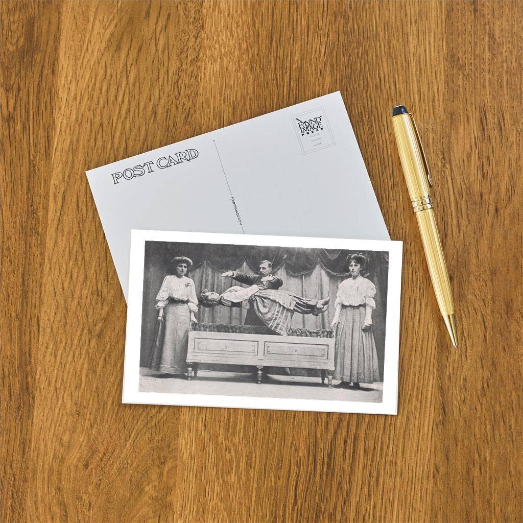 Found Image Press - Vente Cartes postales - Carte postale AP-498 Magicien faisant léviter une femme1