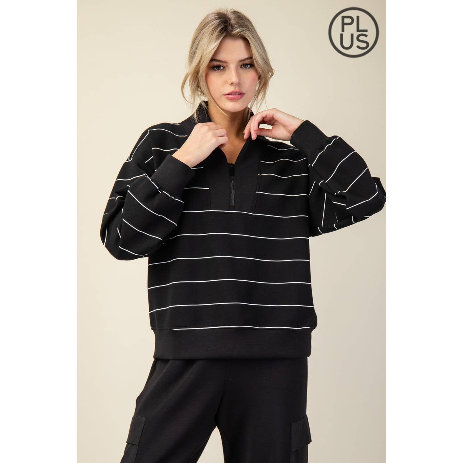 Rae Mode - Vendita all'ingrosso Felpa - Donna - GIACCA SCUBA A RIGHE IN MODAL TAGLIA FORTE CON SCOLLO A V14