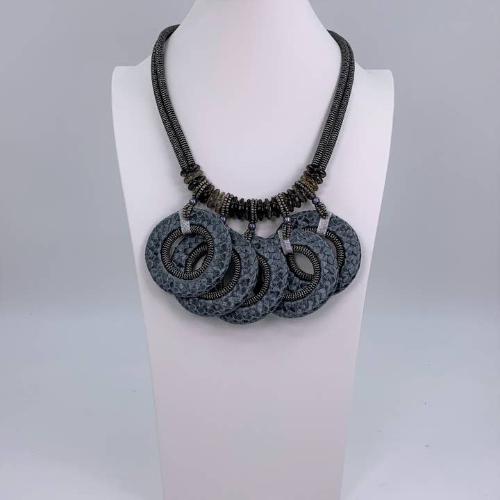 Lyxigt halsband med vävda ringelement, snöre och harts för wholesale av Tempest Designs