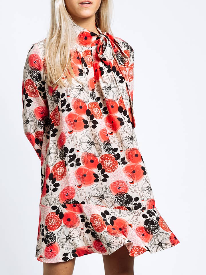 Robe en soie volantée Pussy Bow pour la vente par ANT WOMAN COLLECTION