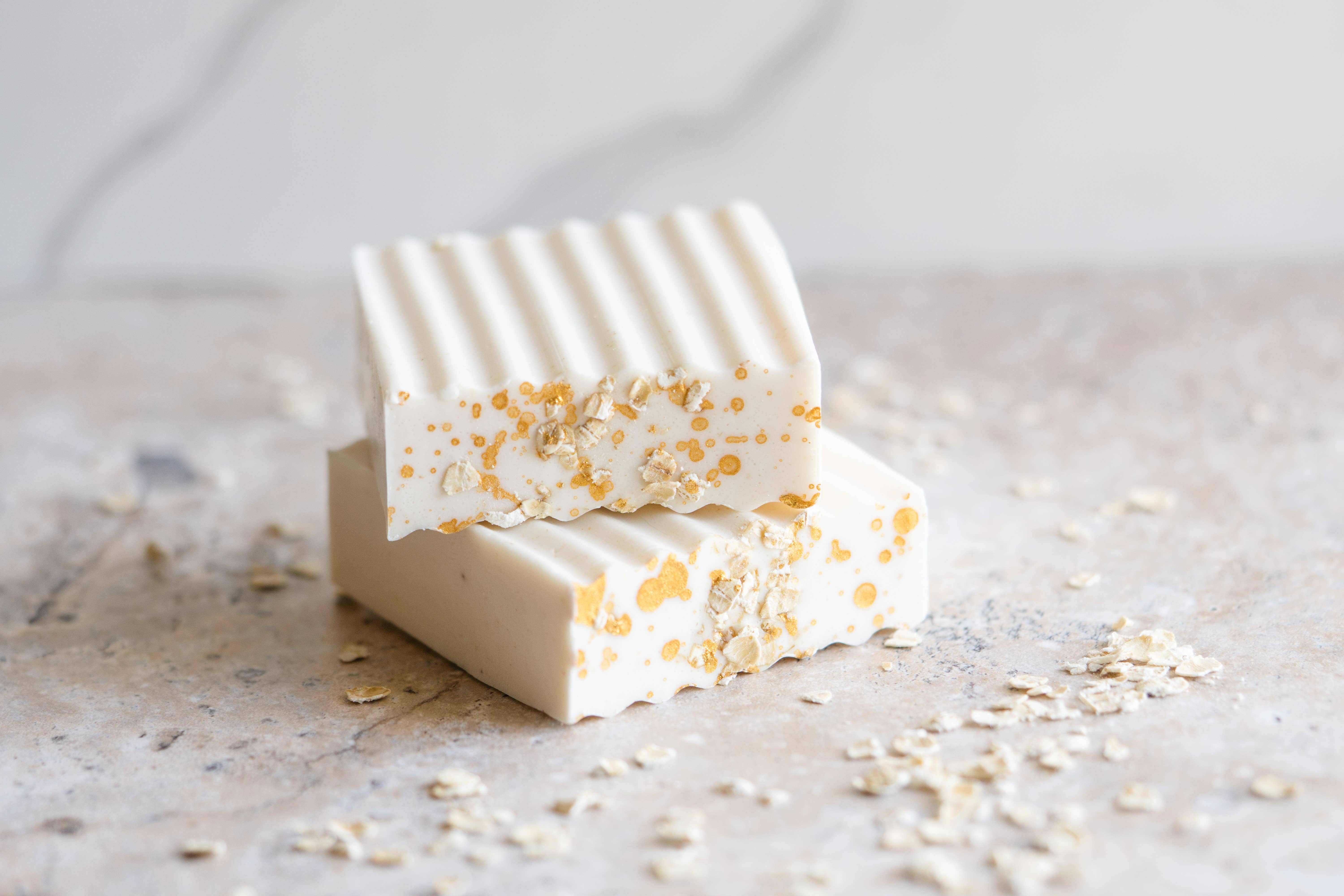 Hera By Hera Bath and Body – Großhandel Feste Seife – Hafermilch- und Honigseifenstück mit Goldflocken | 4,5 oz5