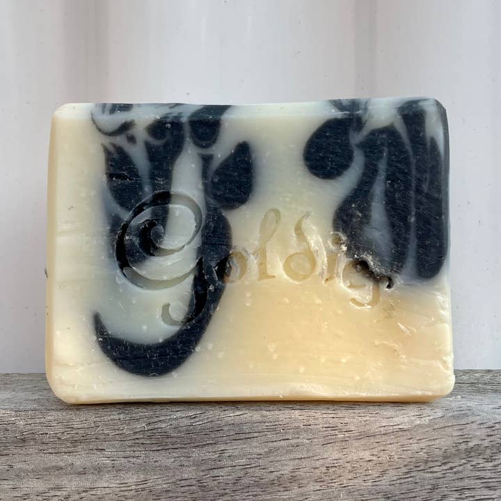 New Moon | Geactiveerde houtskool | Geraniumzeep voor wholesale door Goldie's Natural Beauty