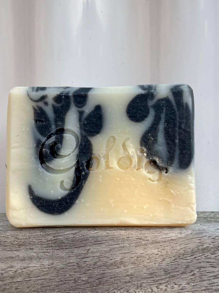 New Moon | Charbon actif | Savon au géranium pour la vente par Goldie's Natural Beauty