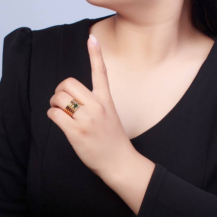Aim Eternal - Venta al por mayor Anillo con gemas - Anillo ajustable de múltiples bandas doradas con piedra cúbica verde O2284