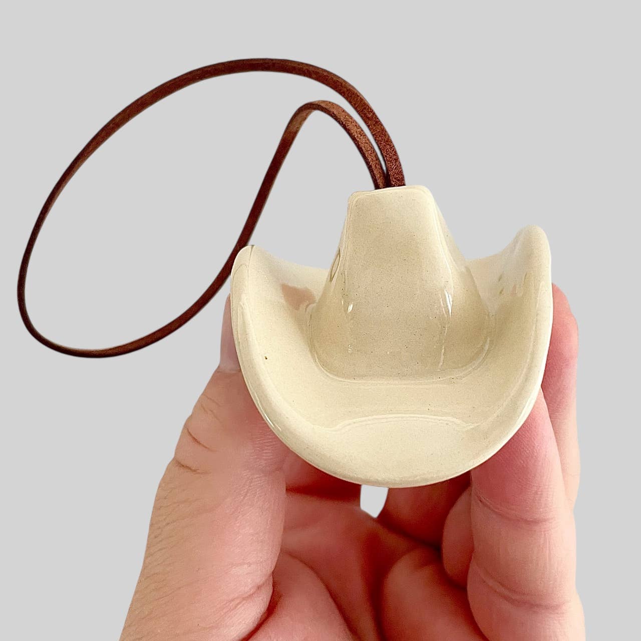 Mudpuppy Ceramic Studio - Wholesale Ornament - Ceramic Cowboy Hat Ornament — Clear Parchment2