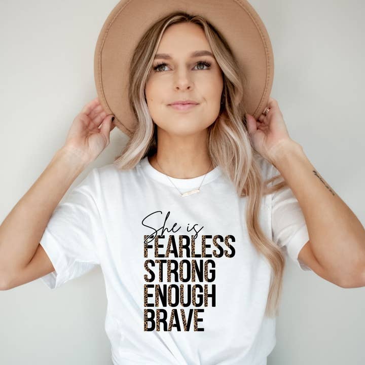Hun er frygtløs grafisk tee for engroshandel hos Bella Me