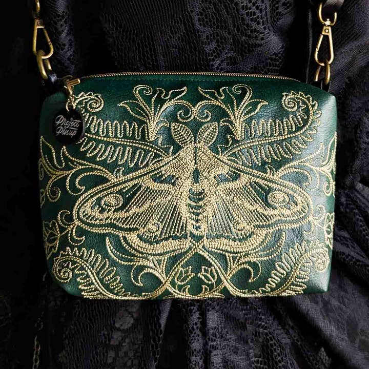 Sac bandoulière petit format en cuir végétalien vert forêt et or avec broderie dorée et quincaillerie en laiton – Fait main pour la vente par Project Pinup