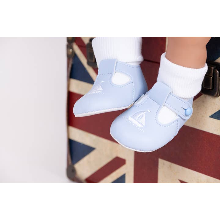 Early Days & Baypods – Sapatos de berço – Bebé por atacado – T-bar com sola macia B119 com bordado Yacht1