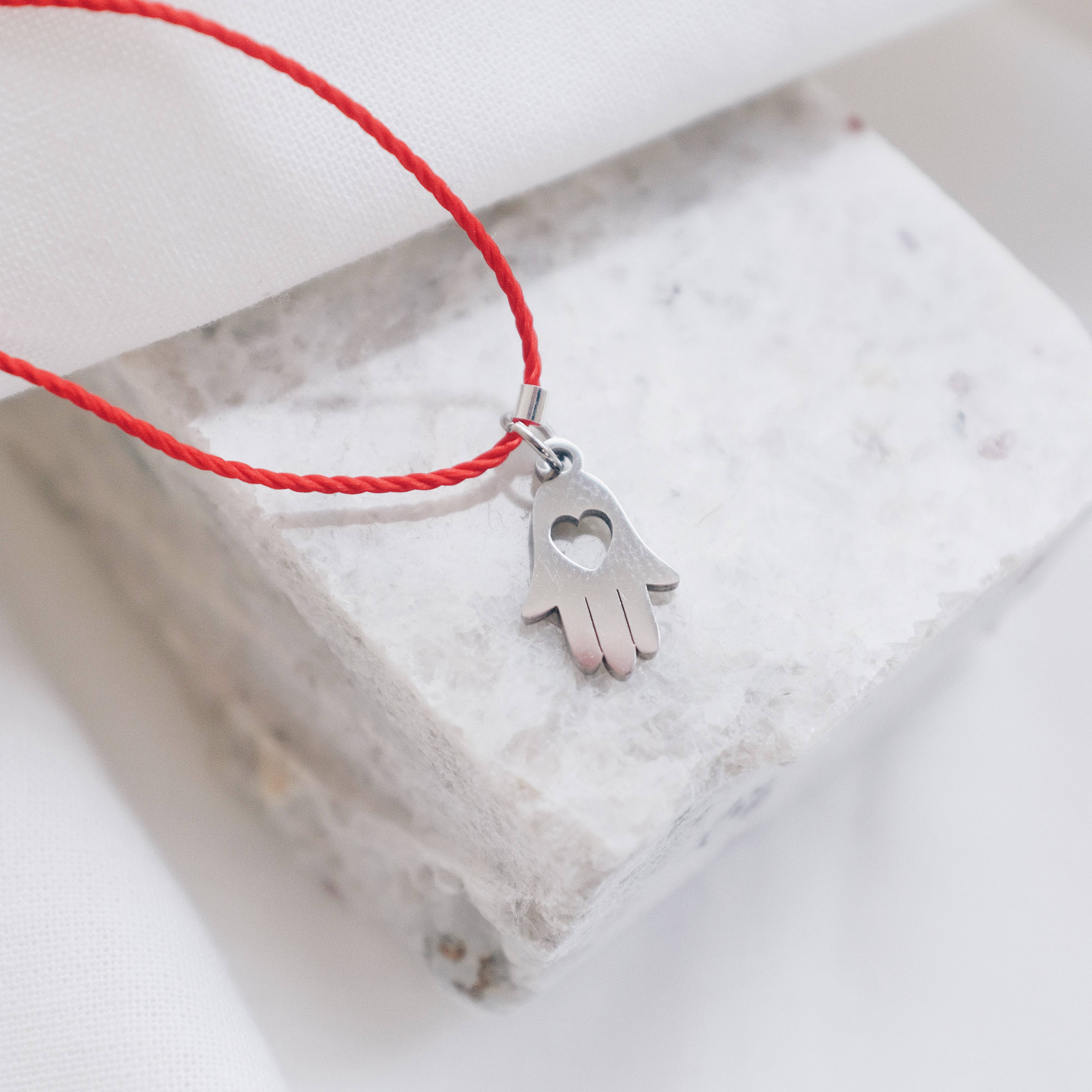 Colar de Mão de Hamsá Prateada com Fio Vermelho B2B para a sua loja Faire, image size:4000x4000