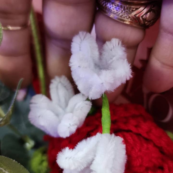 Röd Stor bukett med virkade rosor i rött för wholesale på Faire