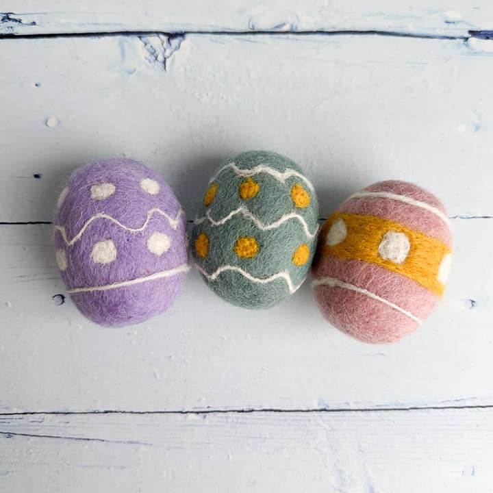 3 œufs de Pâques en feutre avec motif (base colorée) - 6 cm pour la vente par Sewing Seeds Play