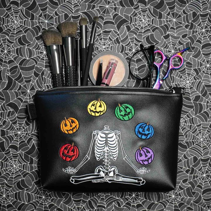 Bolso de Cosméticos Bordado con Calavera de Calabaza Arcoíris – Hecho a Mano, Cuero Vegano, Herrajes de Metal Gunmetal para venta al por mayor de Project Pinup