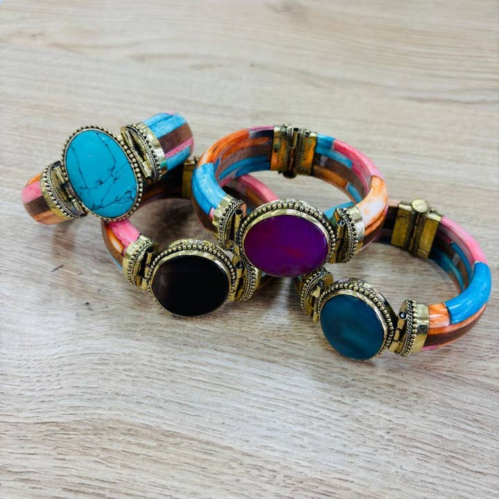 Hecho a mano – Großhandel Manschettenarmband – Armbänder mit Knochen und bunten Steinen4