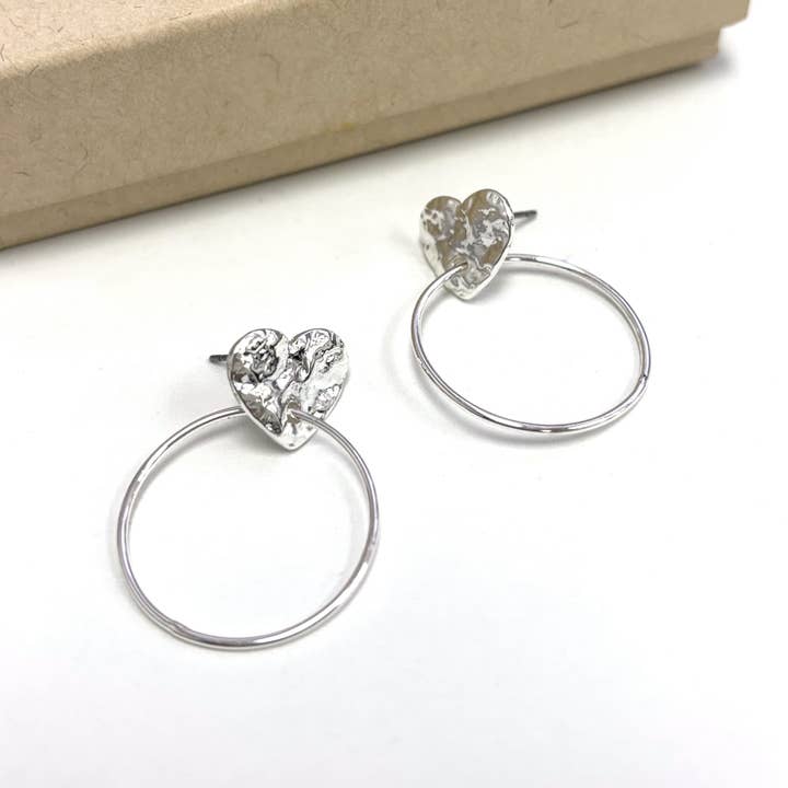 StarryNYC – Brincos de argola por atacado – Coração de textura martelada com brincos pendurados de argola redonda1