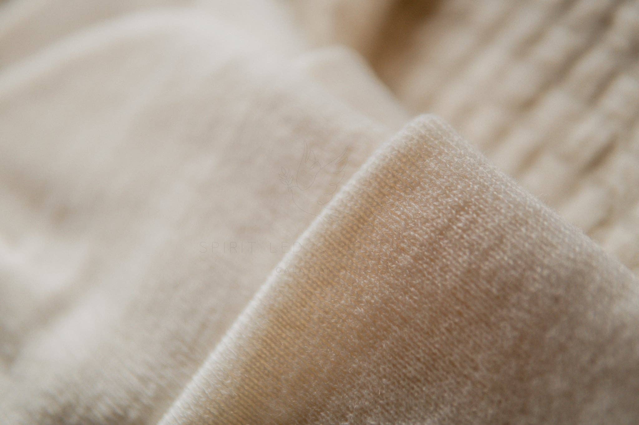 Blanco Jesus is King | Gorro de tobogán cristiano bordado de venta al por mayor en Faire6