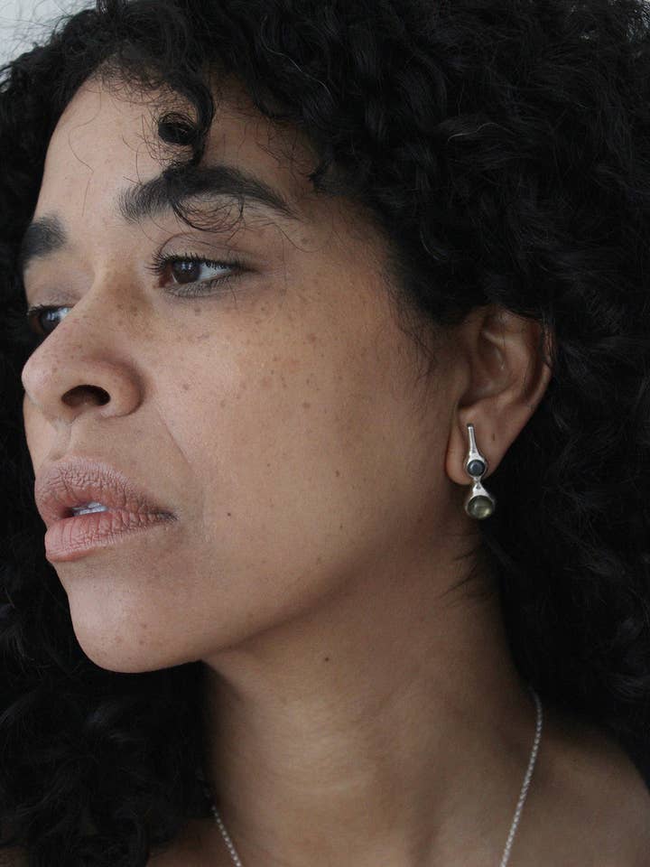 Boucles d'oreilles Soror en hématite et labradorite pour la vente par Tiro Tiro Jewelry